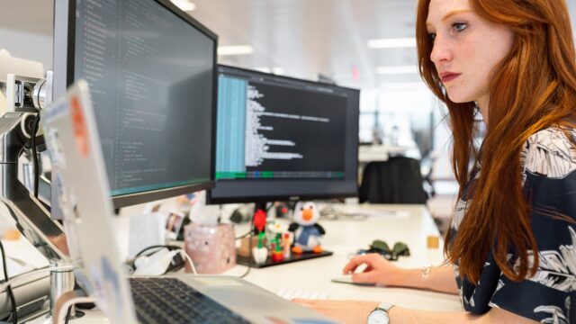 プログラミングをする女性